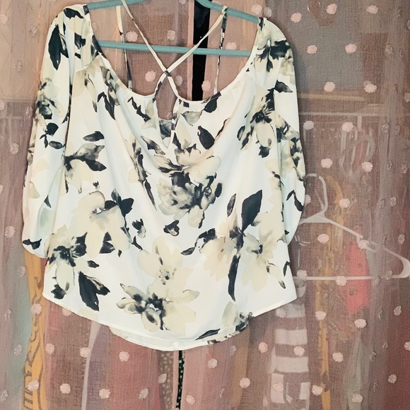 Off the shoulder floral blouse size M - Picture 4 of 4
